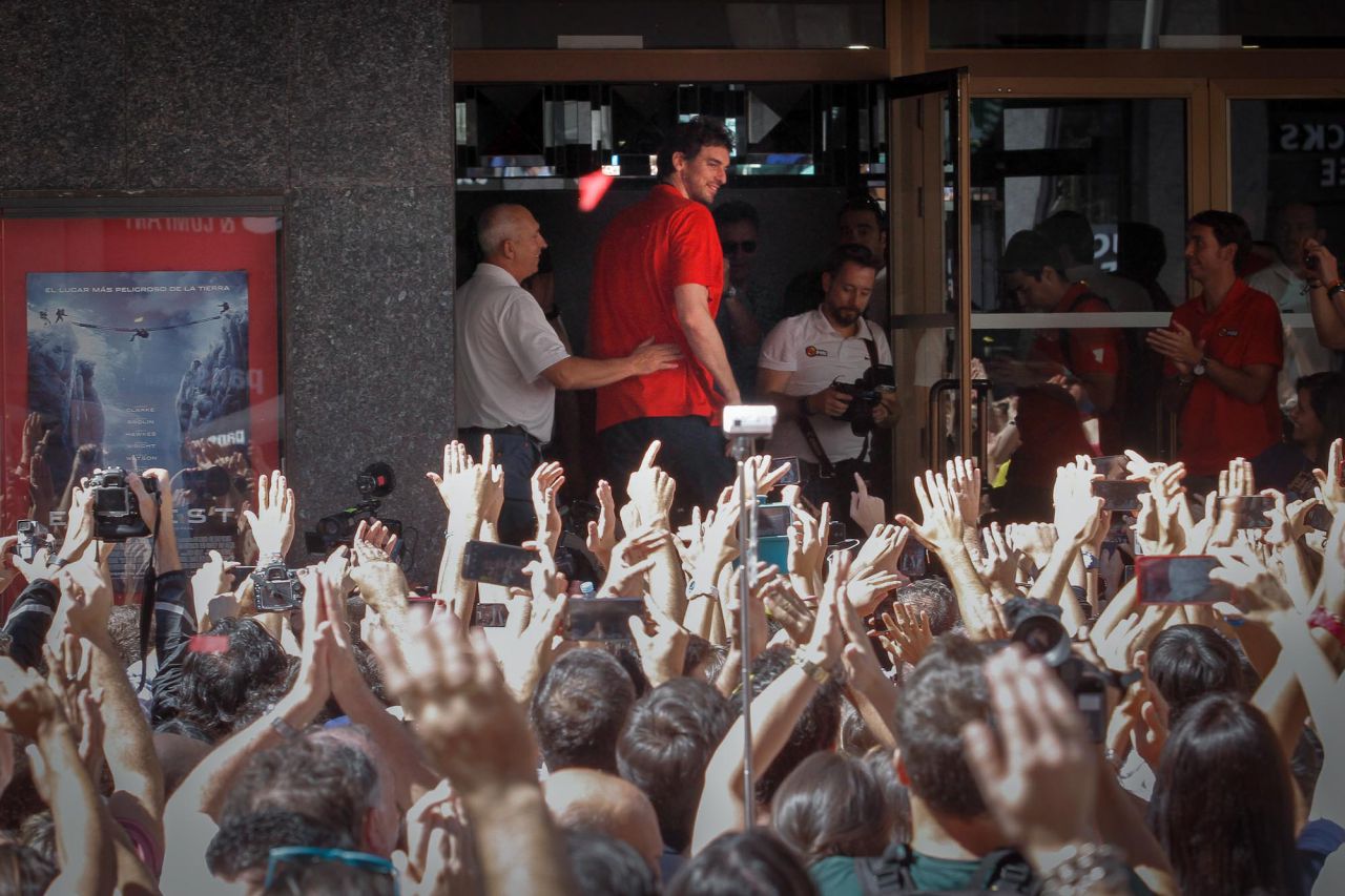 Pau Gasol saluda por última vez a los asistentes a la celebración.