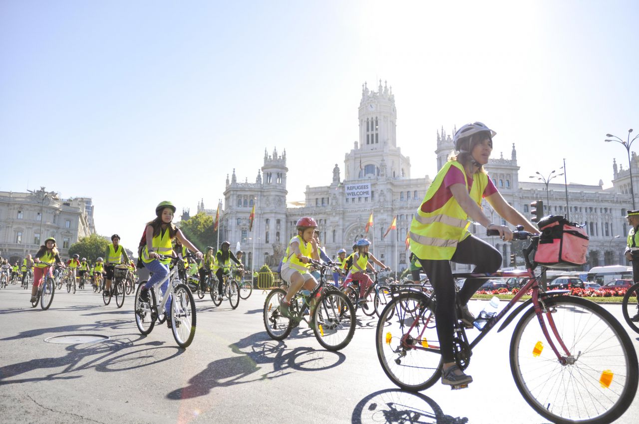 Bicicletada de Manuela Carmena y cortes de tráfico de la Gran Vía por la Semana de la Movilidad.