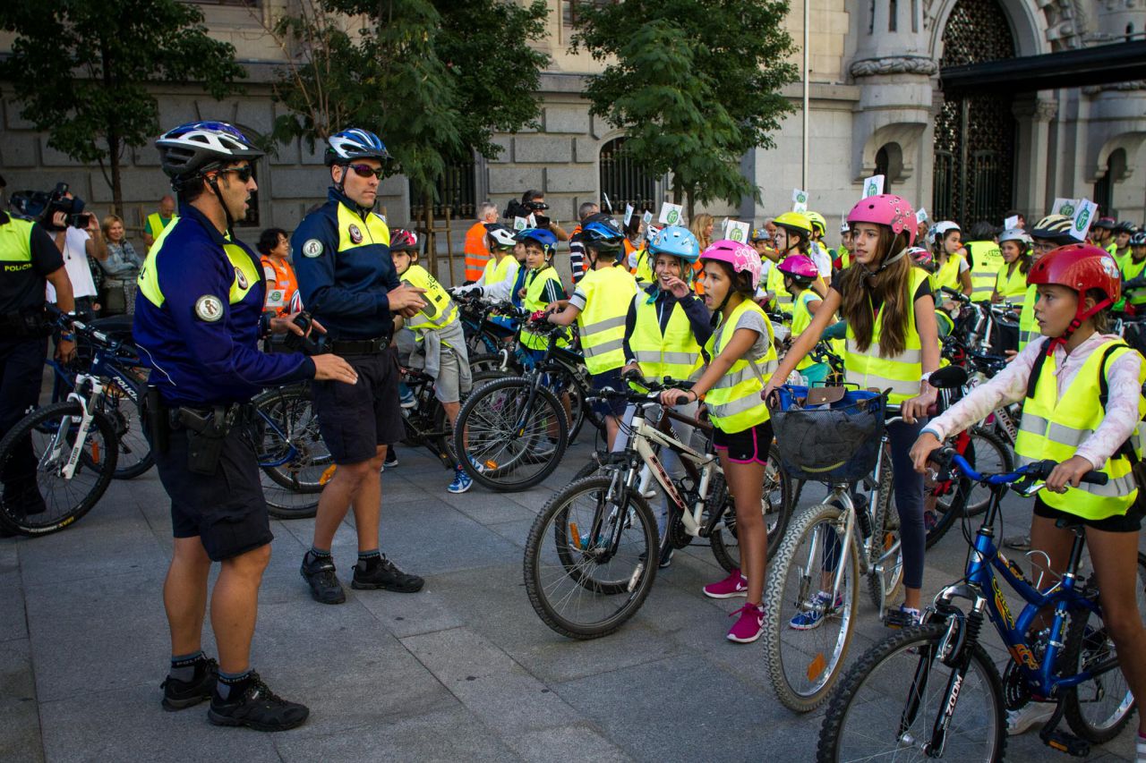 Bicicletada de Manuela Carmena y cortes de tráfico de la Gran Vía por la Semana de la Movilidad.