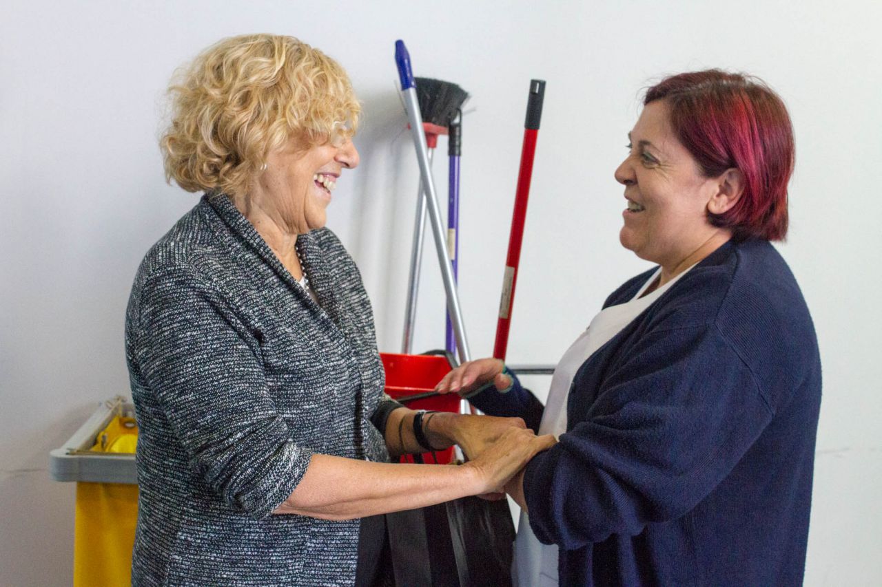 Manuela Carmena charla con un atrabajadora de la limpieza de la Junta municipal de distrito San Blas-Canillejas.