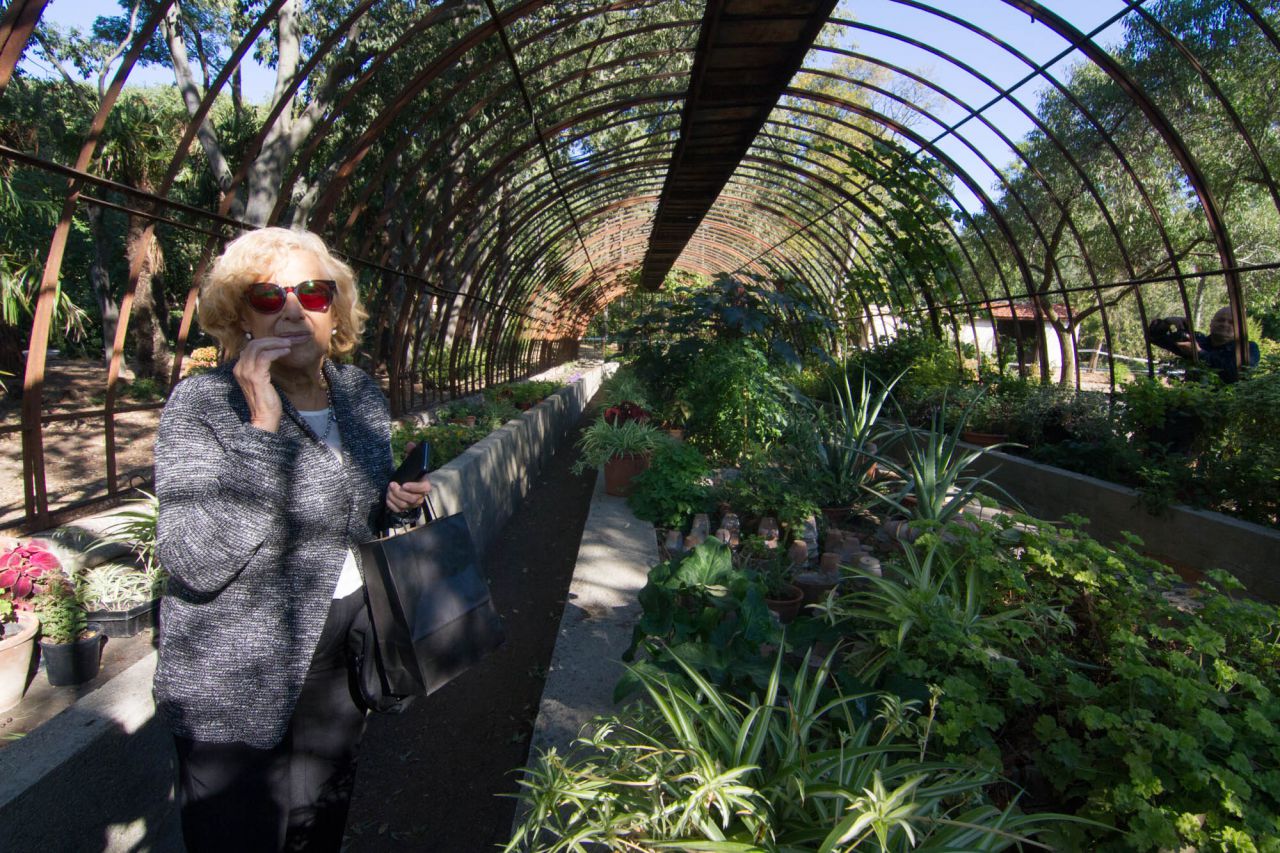Manuela Carmena en uno de los invernaderos recuperados de la finca Torre Arias.