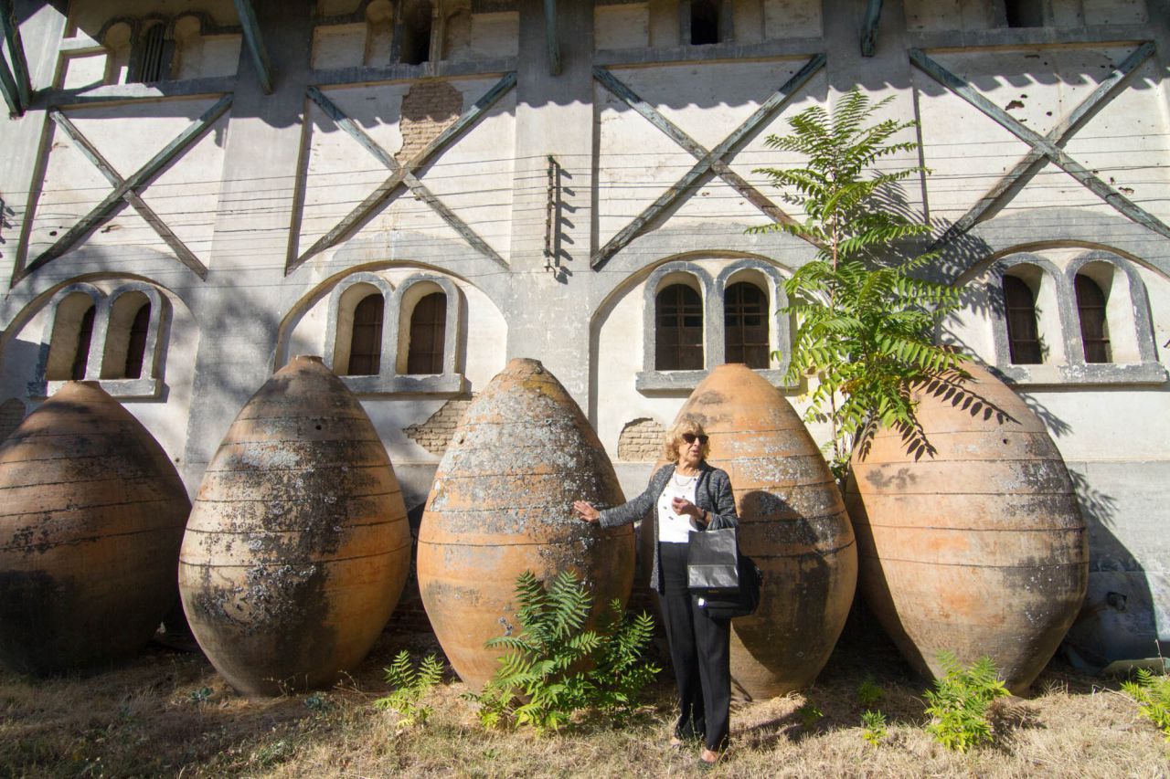 Manuela Carmena posa junto a las vasijas de aceite en la finca Torre Arias.