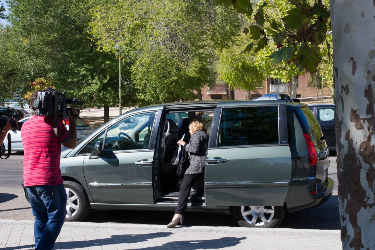 Manuela Carmena se sube a uno de los coches del ayuntamiento.