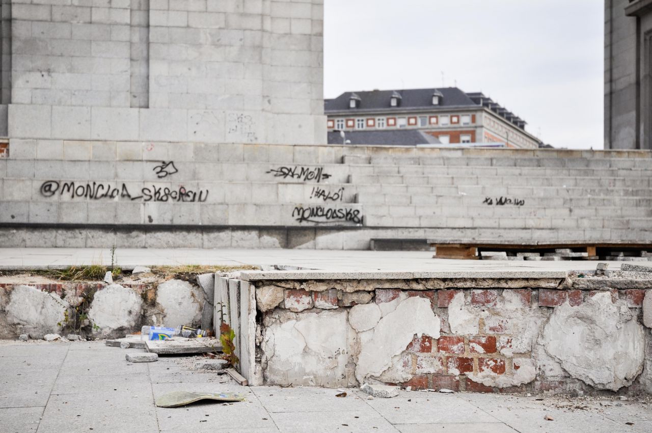 Desperfectos en el Arco de la Victoria de Moncloa.