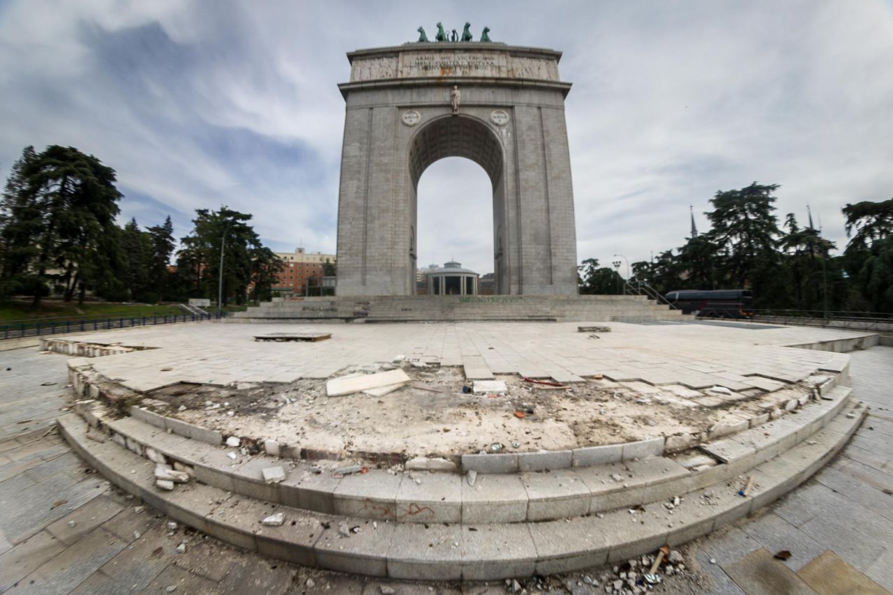 Desperfectos en el Arco de la Victoria de Moncloa.
