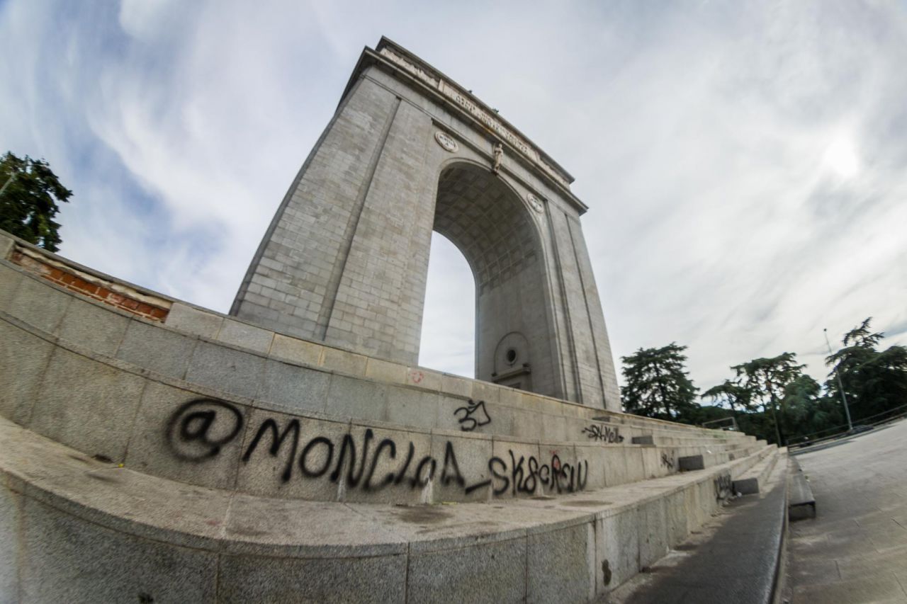 Desperfectos en el Arco de la Victoria de Moncloa.