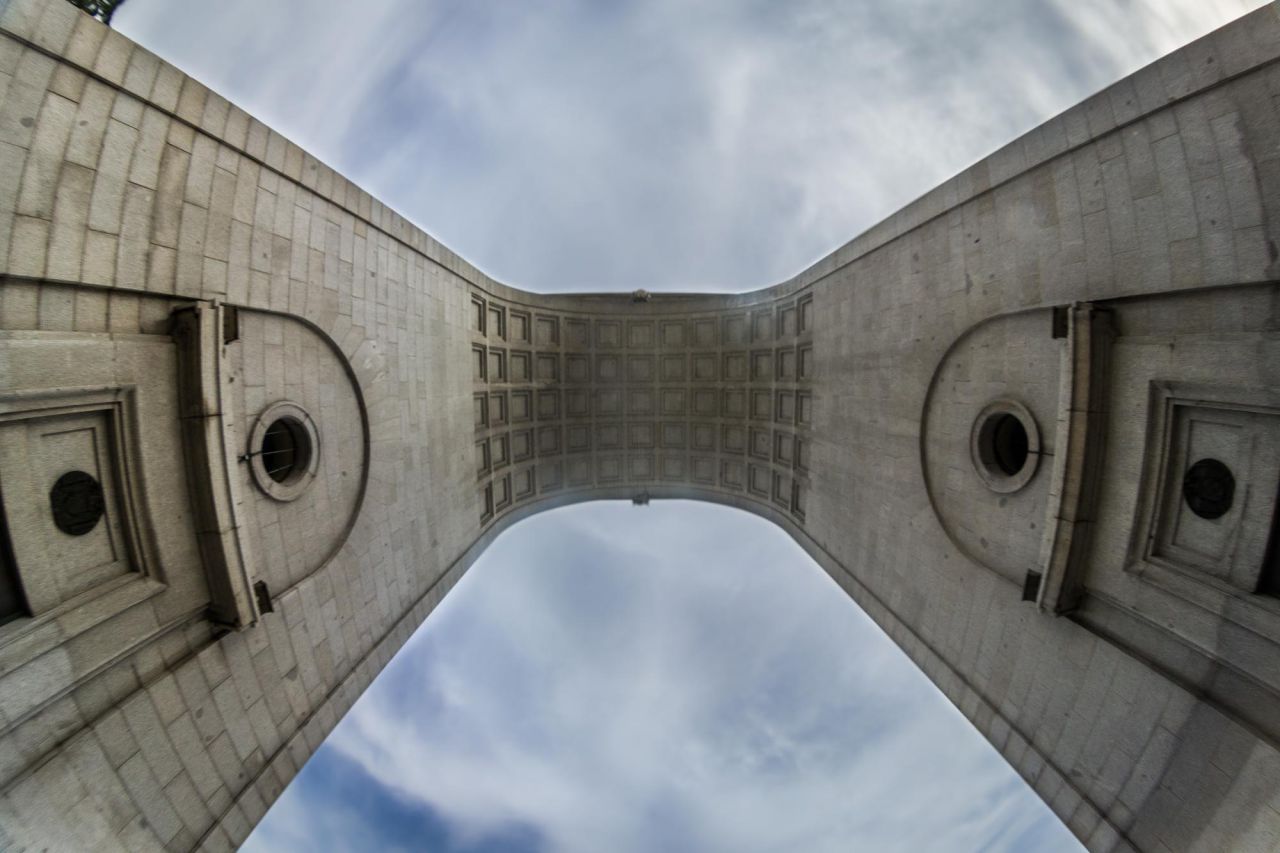 Desperfectos en el Arco de la Victoria de Moncloa.