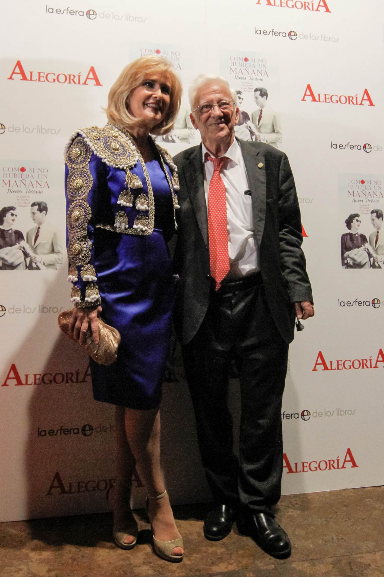 Nieves Herrero con el Padre Ángel.