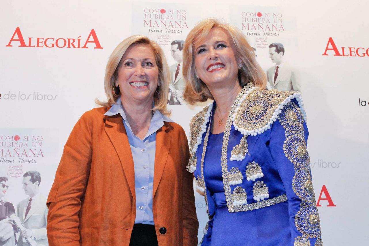 Concepción Dancausa, delegada del gobierno en Madrid y Nieves Herrero