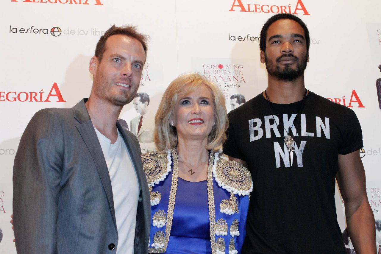 Nieves Herrero con algunos de los protagonistas de la serie Mar de Plástico.