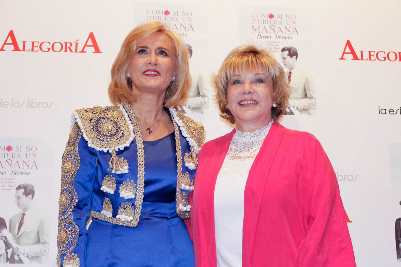 Nieves Herrero y Karina.