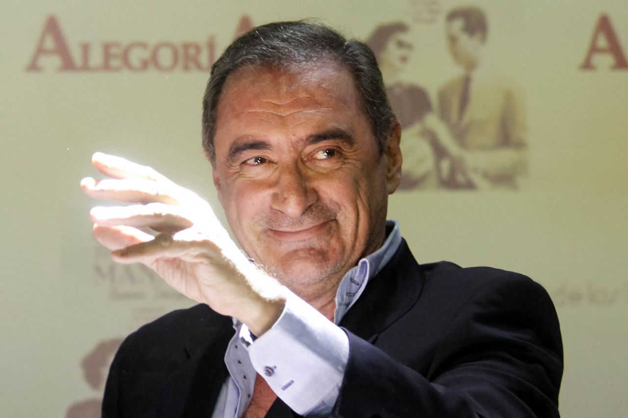 Carlos Herrera ejecutando un saludo a lo torero.