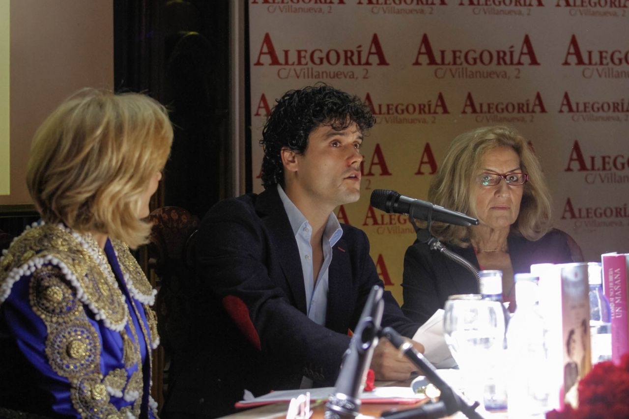 El diestro Miguel Abellán en un momento de la presentación.