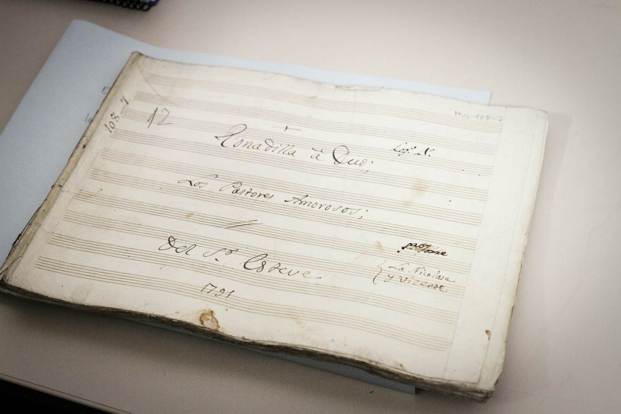 Pronto se adquirieron obras de gran valor, como 23 autos sacramentales autógrafo de CAlderón de la Barca y la colección de teatro y música de los teatros de la Cruz y el Príncipe.