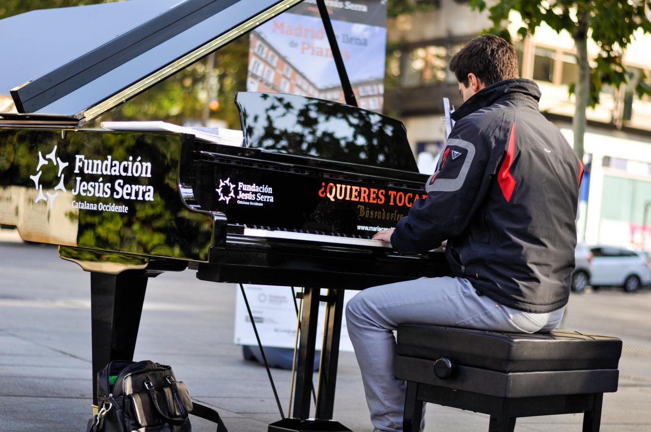 Pianos callejeros en distintos puntos de la calle Serrano y plaza de las Cortes.