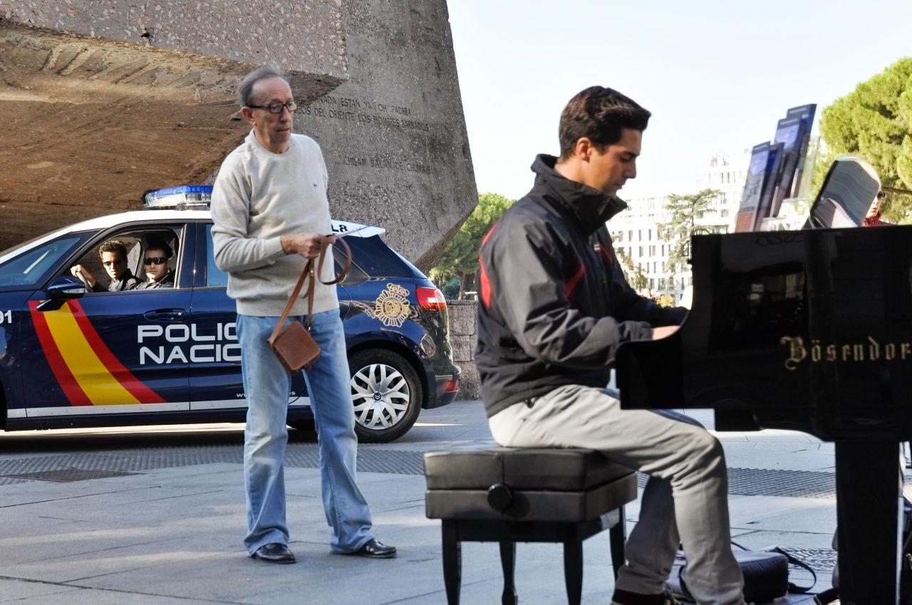 Pianos callejeros en distintos puntos de la calle Serrano y plaza de las Cortes.