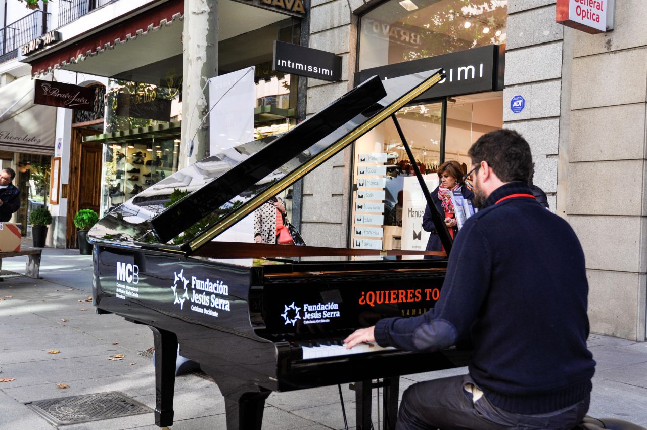 Pianos callejeros en distintos puntos de la calle Serrano y plaza de las Cortes.