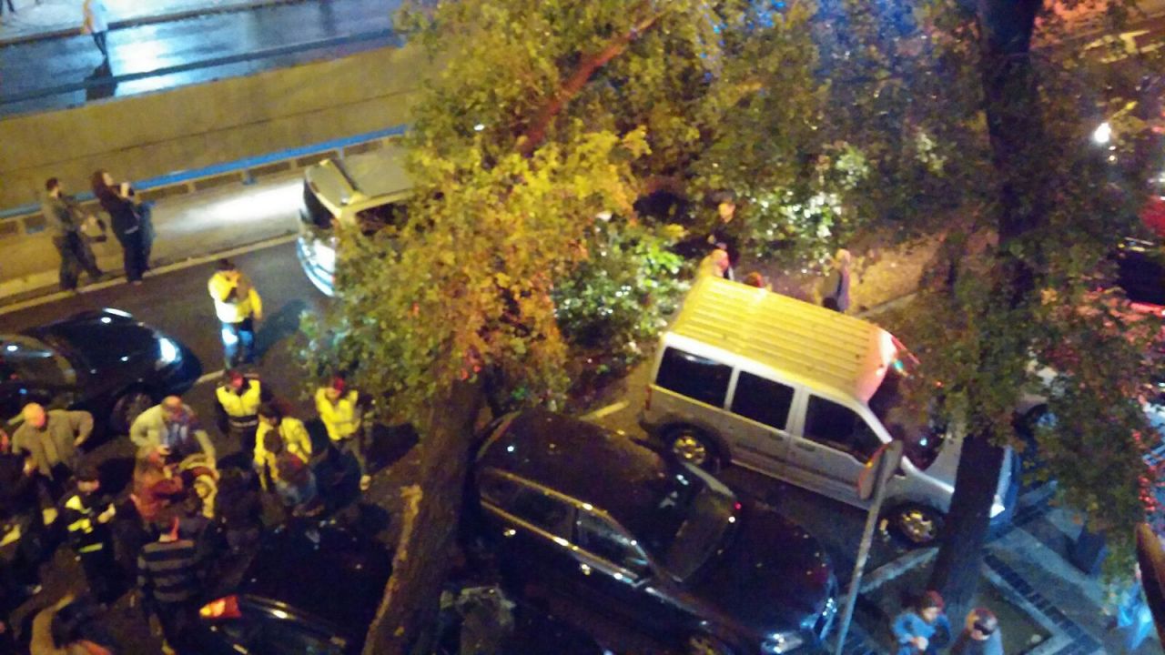 Cae un árbol sobre dos coches aparcados y uno que venía circulando en Embajadores