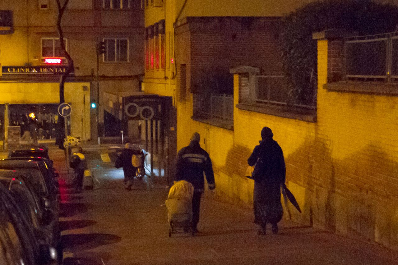 Un grupo de rumanos se encamina al paseo de Extremadura con sus enseres antes de ser desalojados.