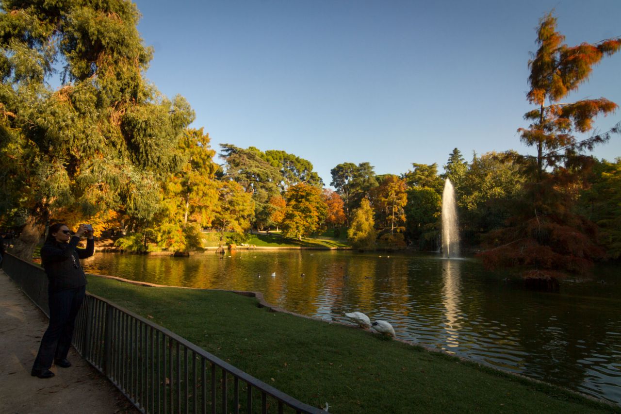 Una turista fotografía el Palacio de Cristal