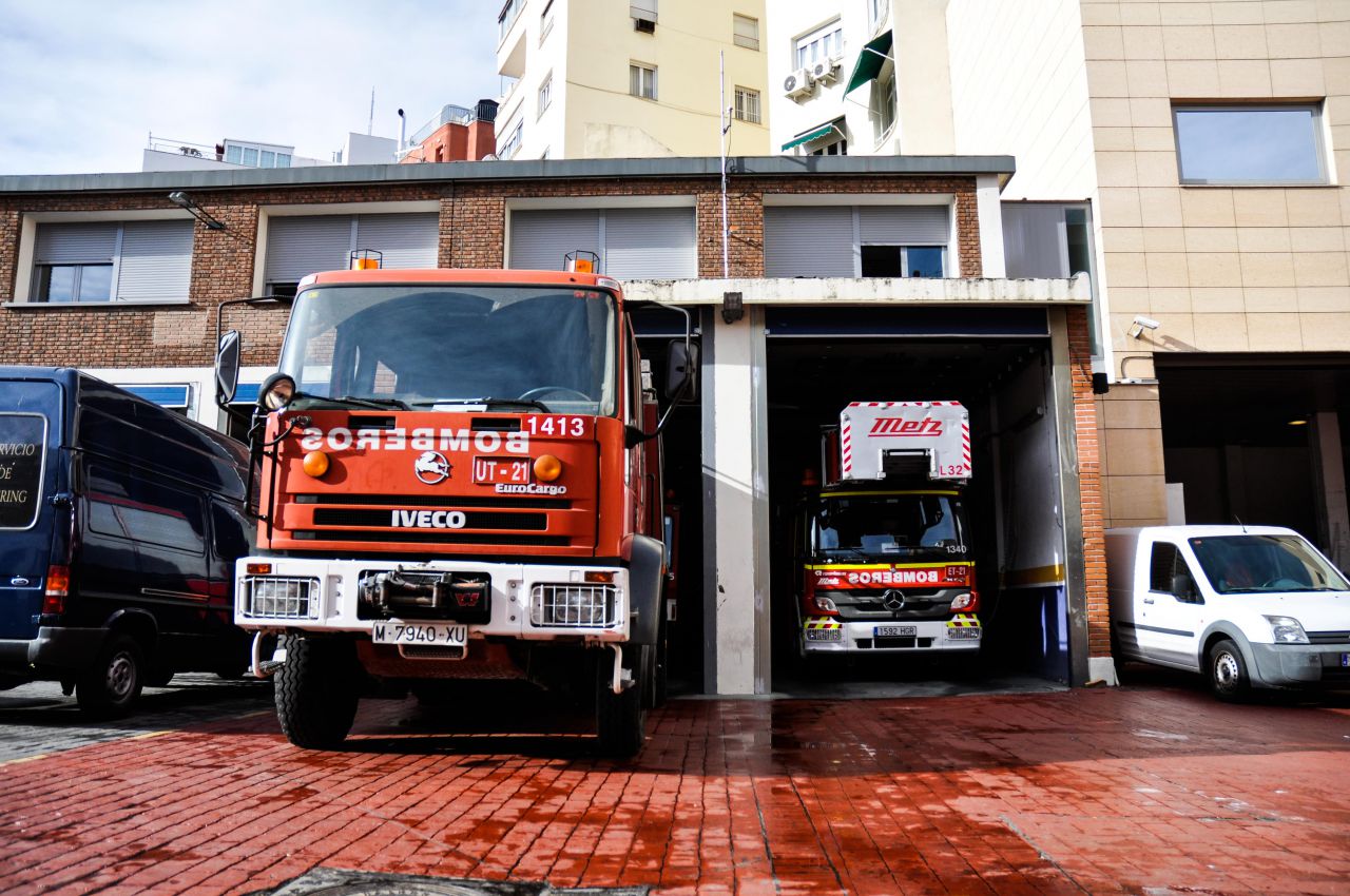 'Bomberos Ayudan' presenta su calendario solidario 2016.