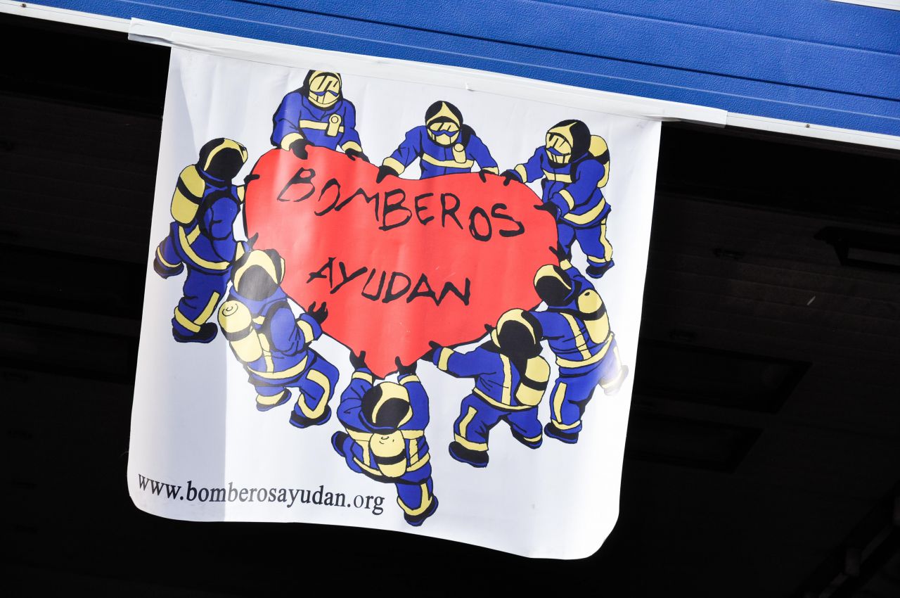 'Bomberos Ayudan' presenta su calendario solidario 2016.