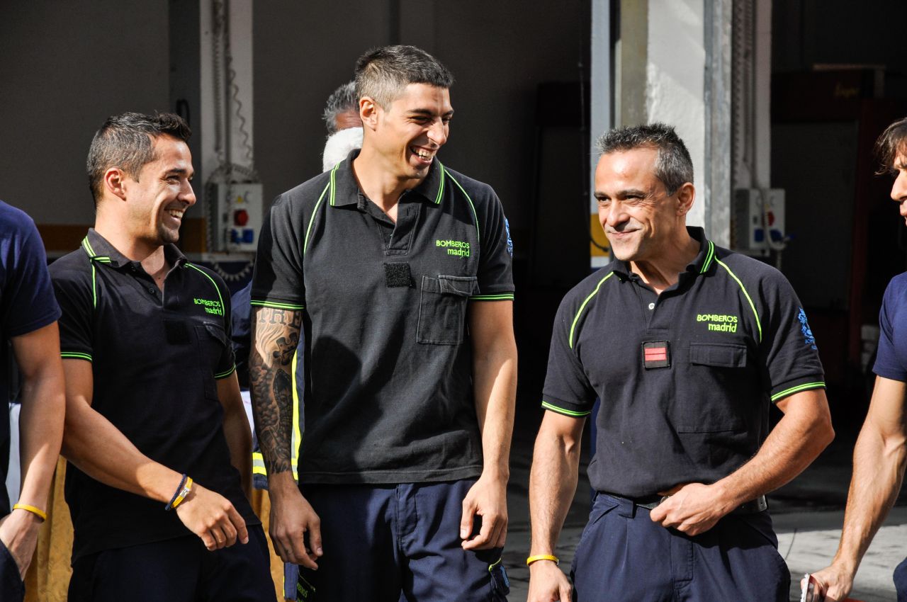 'Bomberos Ayudan' presenta su calendario solidario 2016.