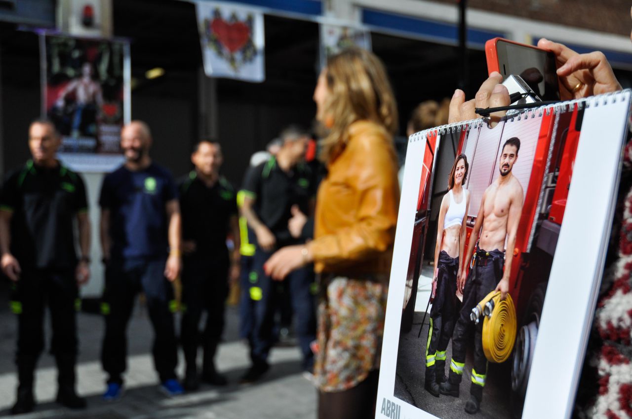 'Bomberos Ayudan' presenta su calendario solidario 2016.
