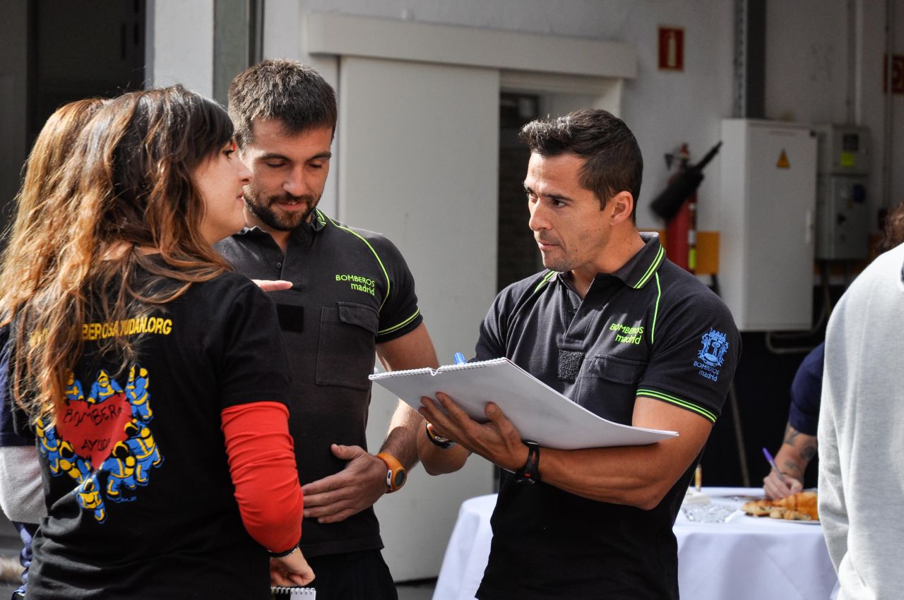 'Bomberos Ayudan' presenta su calendario solidario 2016.