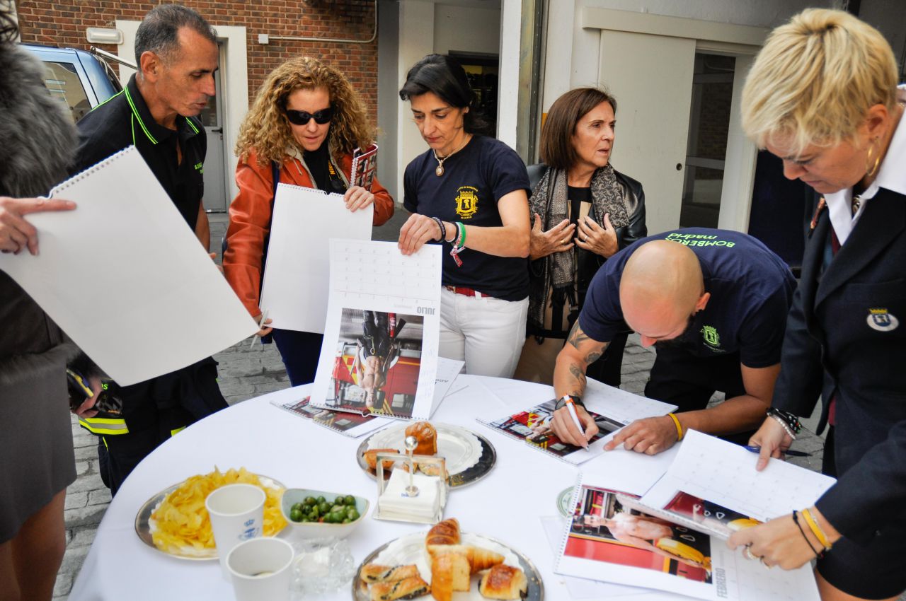 'Bomberos Ayudan' presenta su calendario solidario 2016.