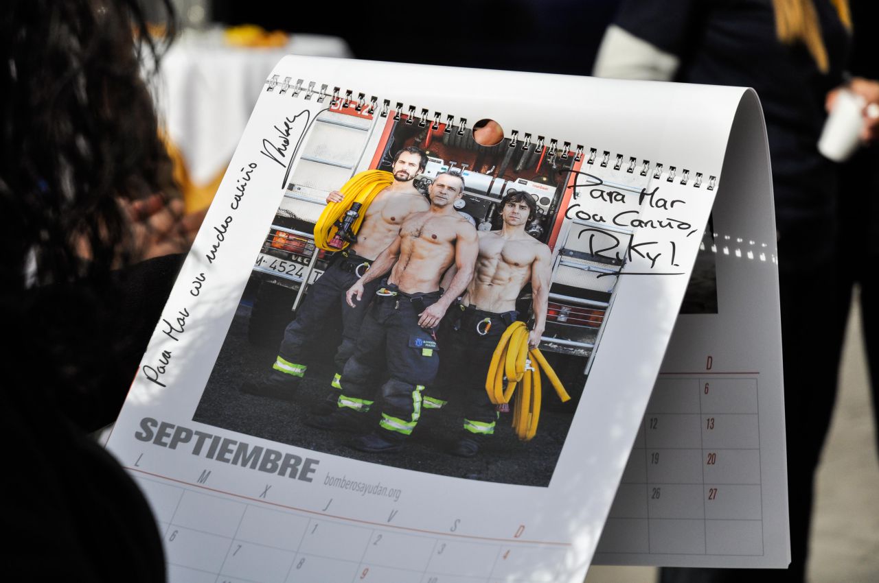 'Bomberos Ayudan' presenta su calendario solidario 2016.