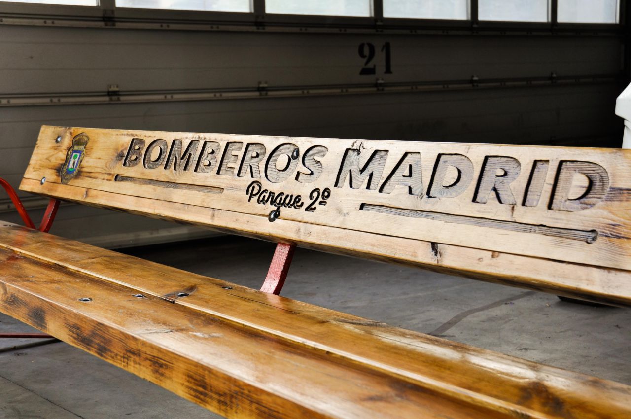 'Bomberos Ayudan' presenta su calendario solidario 2016.