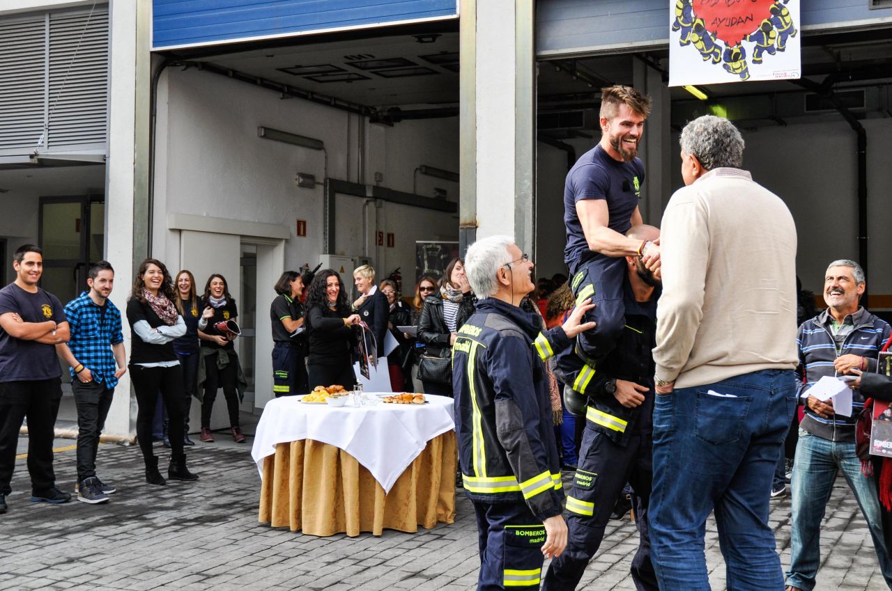 'Bomberos Ayudan' presenta su calendario solidario 2016.