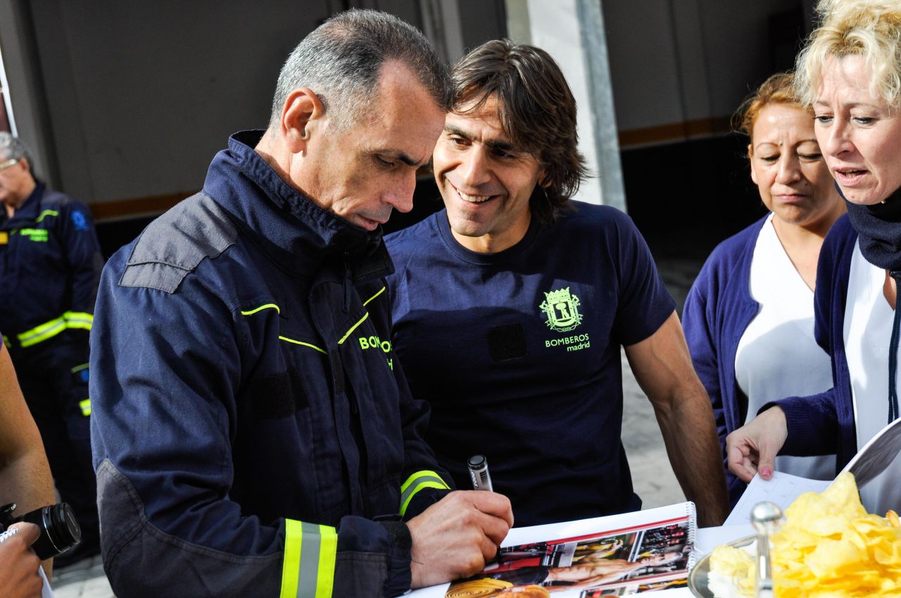 'Bomberos Ayudan' presenta su calendario solidario 2016.