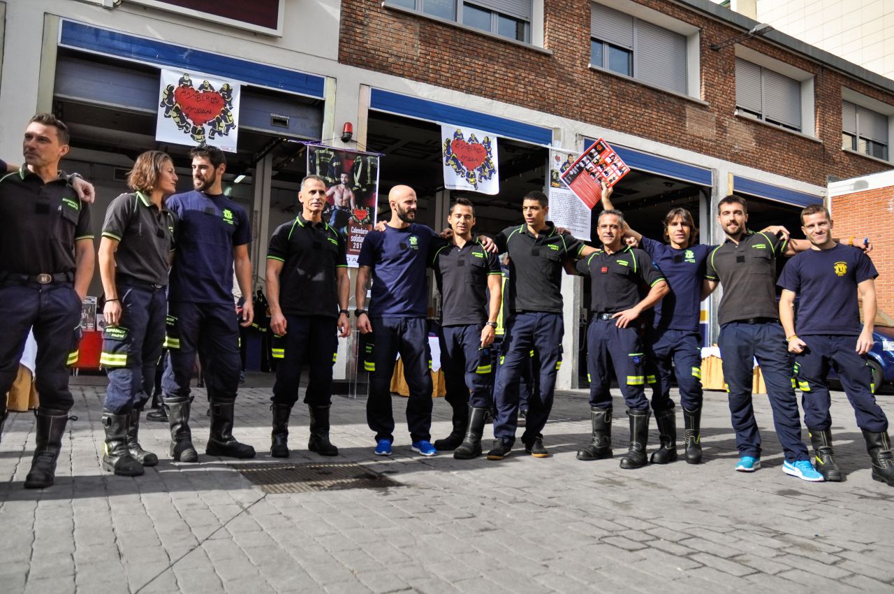 'Bomberos Ayudan' presenta su calendario solidario 2016.