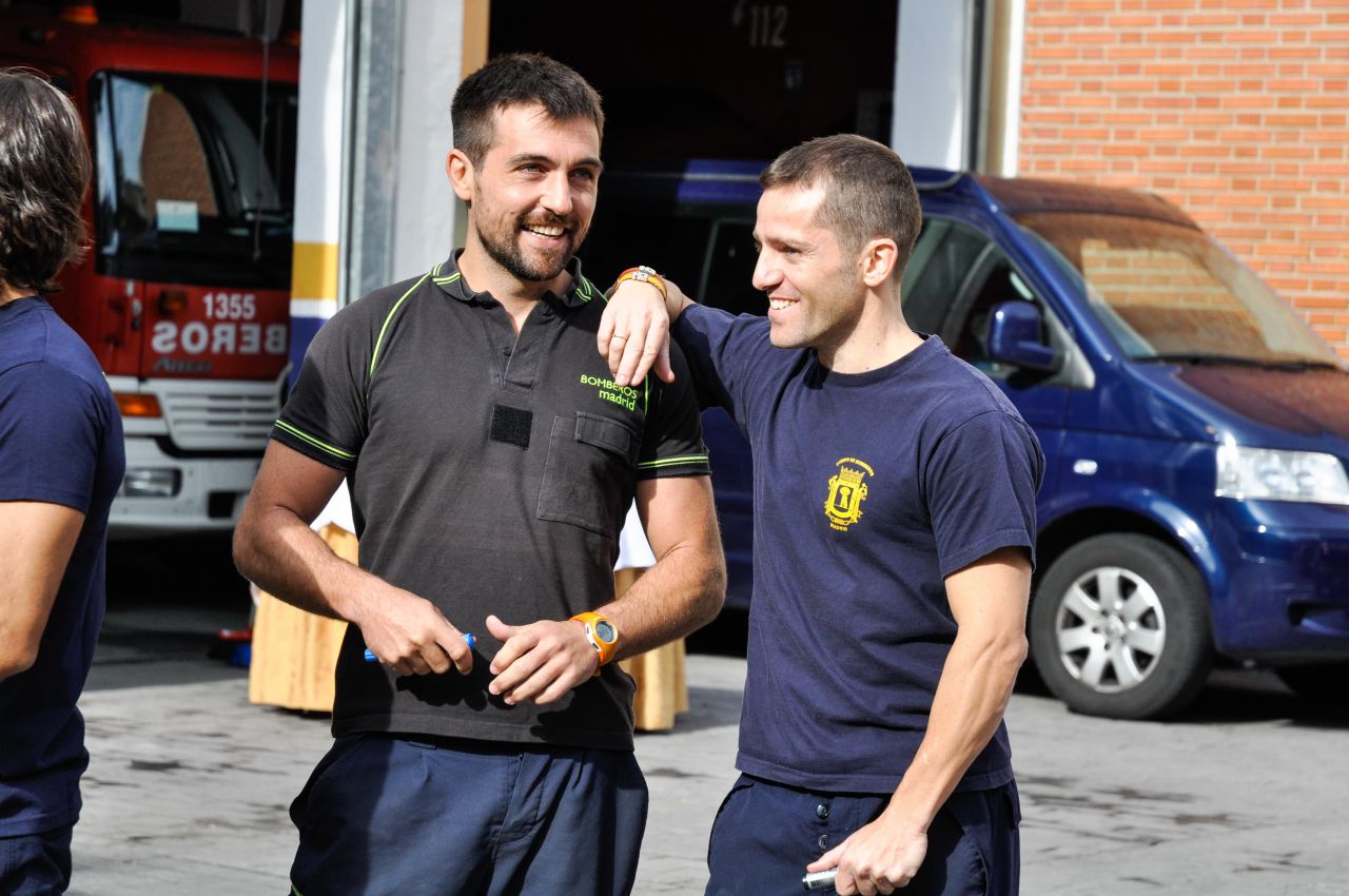 'Bomberos Ayudan' presenta su calendario solidario 2016.
