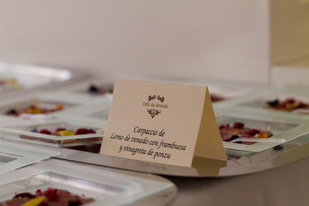Tapa de Carpaccio de lomo de venado con frambuesa y vinagreta de ponzu, de Café de Oriente.