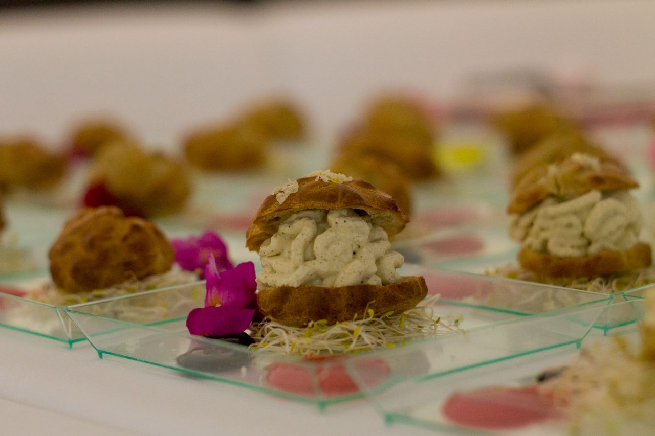Tapa de Profiterol de boletus, de Max Madrid.
