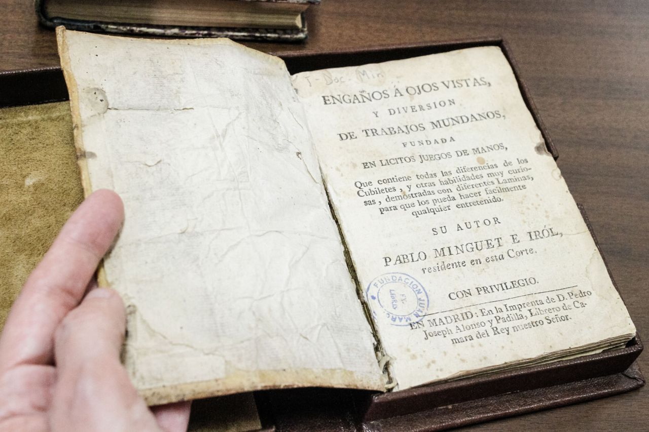 Primera página de del libro más antiguo sobre ilusionismo de la Fundación que data de 1733