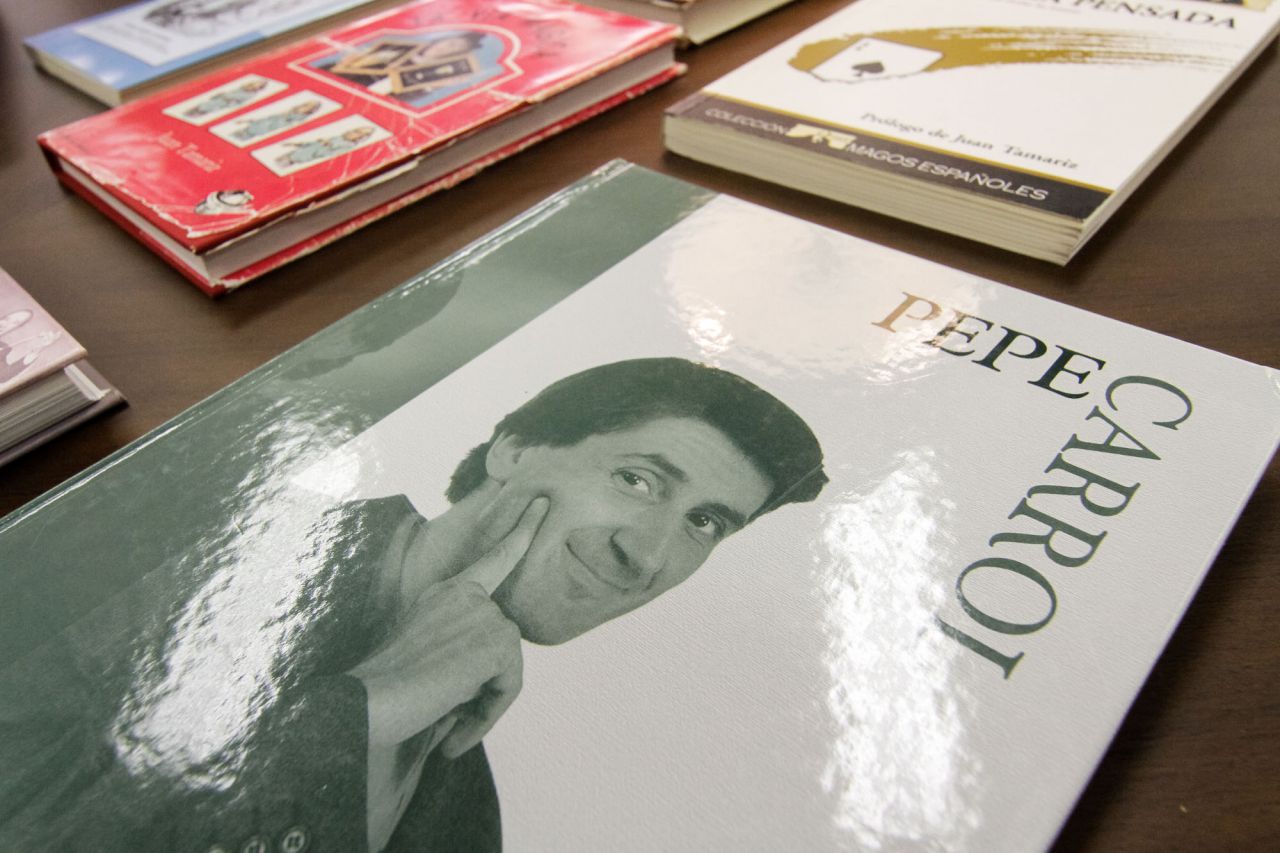 La fundación también posee libros del mago Pepe Carrol