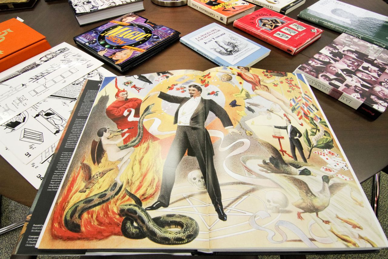 Página interior de una recopilación sobre magia de la editorial Taschen