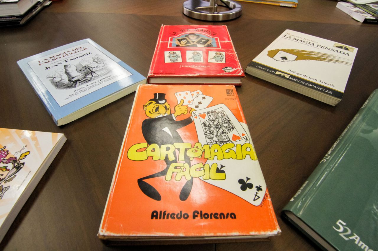 Libro 'Cartomagia Fácil' del mago aficionado Alfredo Florensa, colaborador habitual de la biblioteca de la Fundación Juan March.