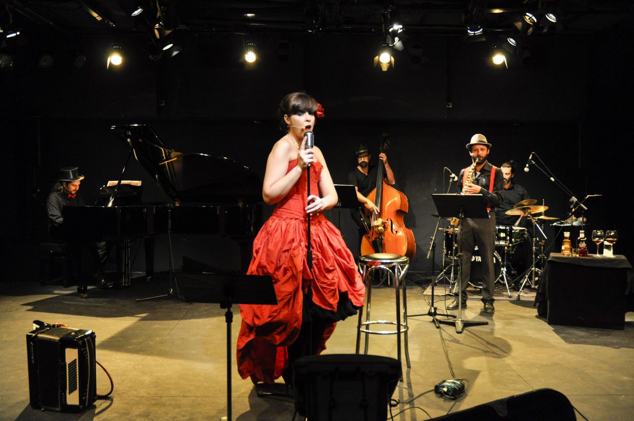 Pase gráfico ' El amor y otros vicios un cabaret único'.