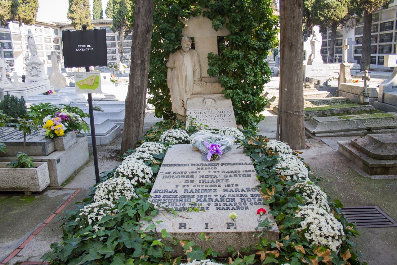 Tumbas del periodista Miguel Moya Ojanguren y del médico Gregorio Marañón.