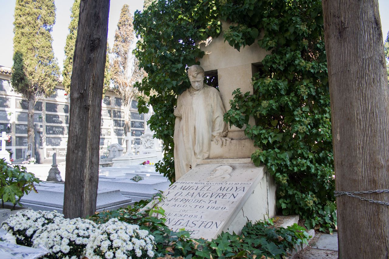 Tumba del periodista Miguel Moya Ojanguren.
