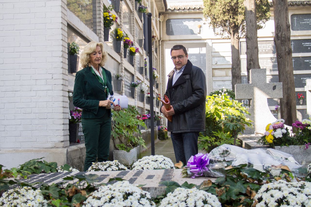 Pilar Sobrini junto al técnico que realiza las visitas guiadas al cementerio.