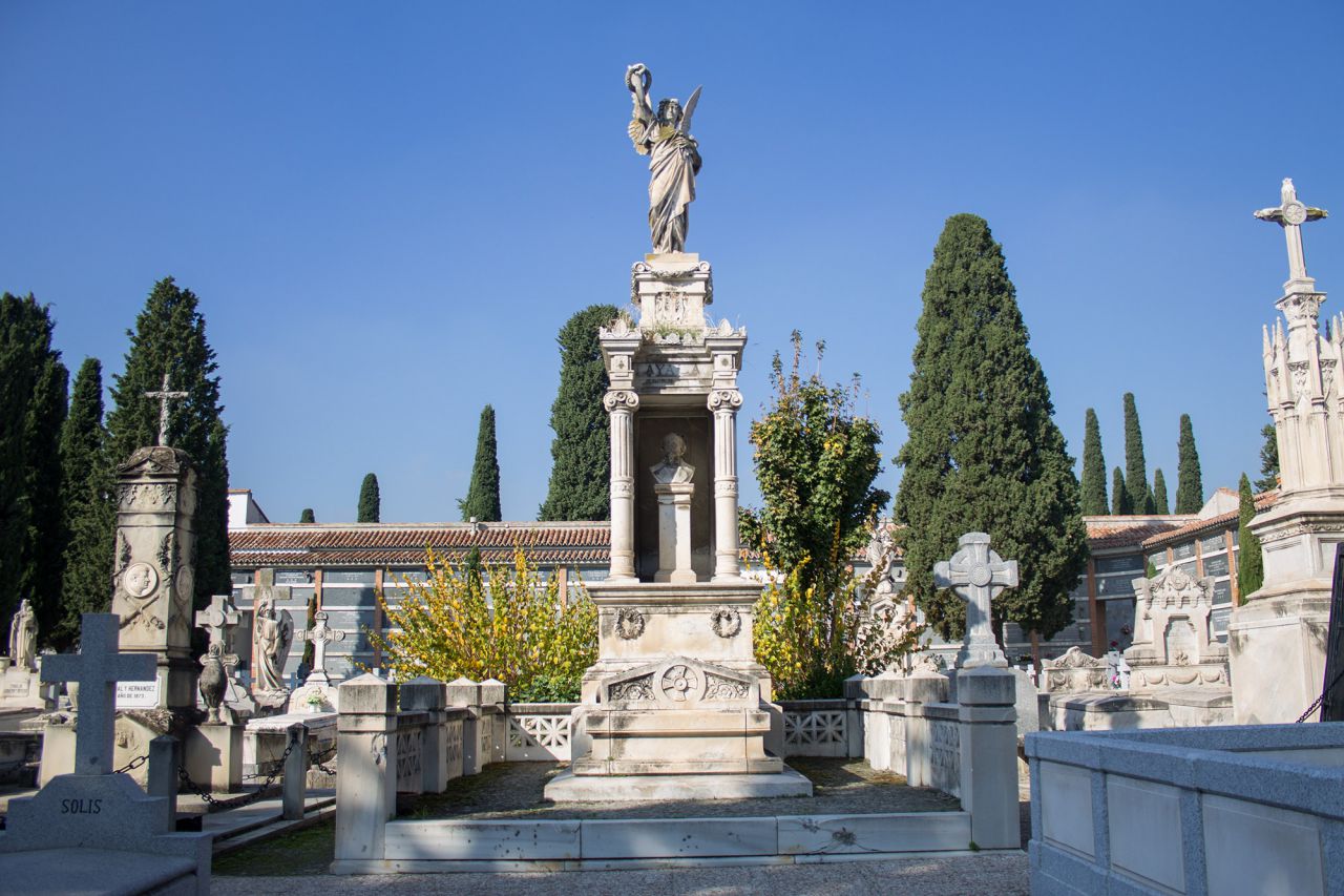 Tumba de Adelardo López de Ayala.