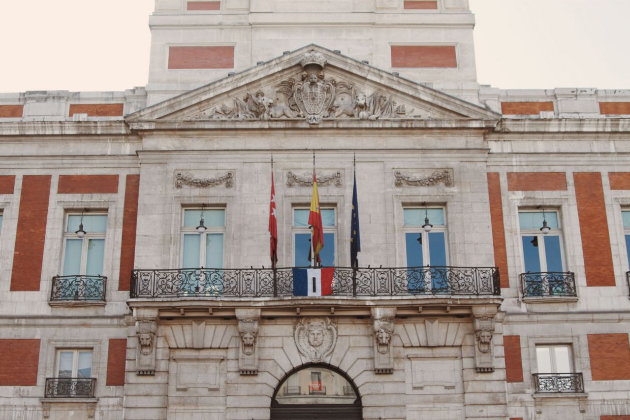 Los edificios oficiales dependientes del Gobierno regional han puesto su bandera a media asta, y se ha suspendido la agenda de actos prevista para este sábado, en solidaridad con el pueblo francés.