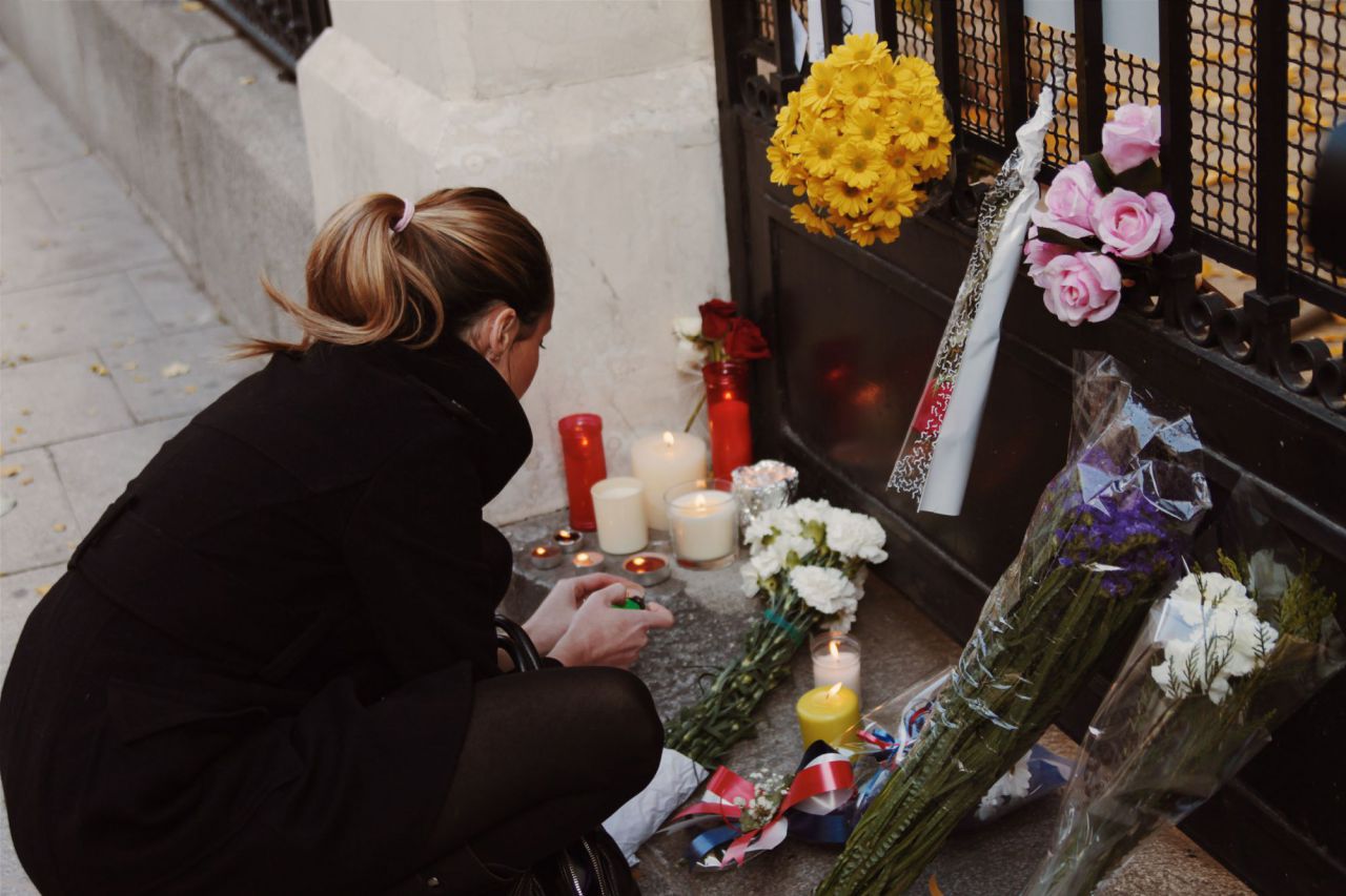Algunas personas se acercan a Embajada de Francia en Madrid a dejar flores y velas por los atentados ocurridos en París.