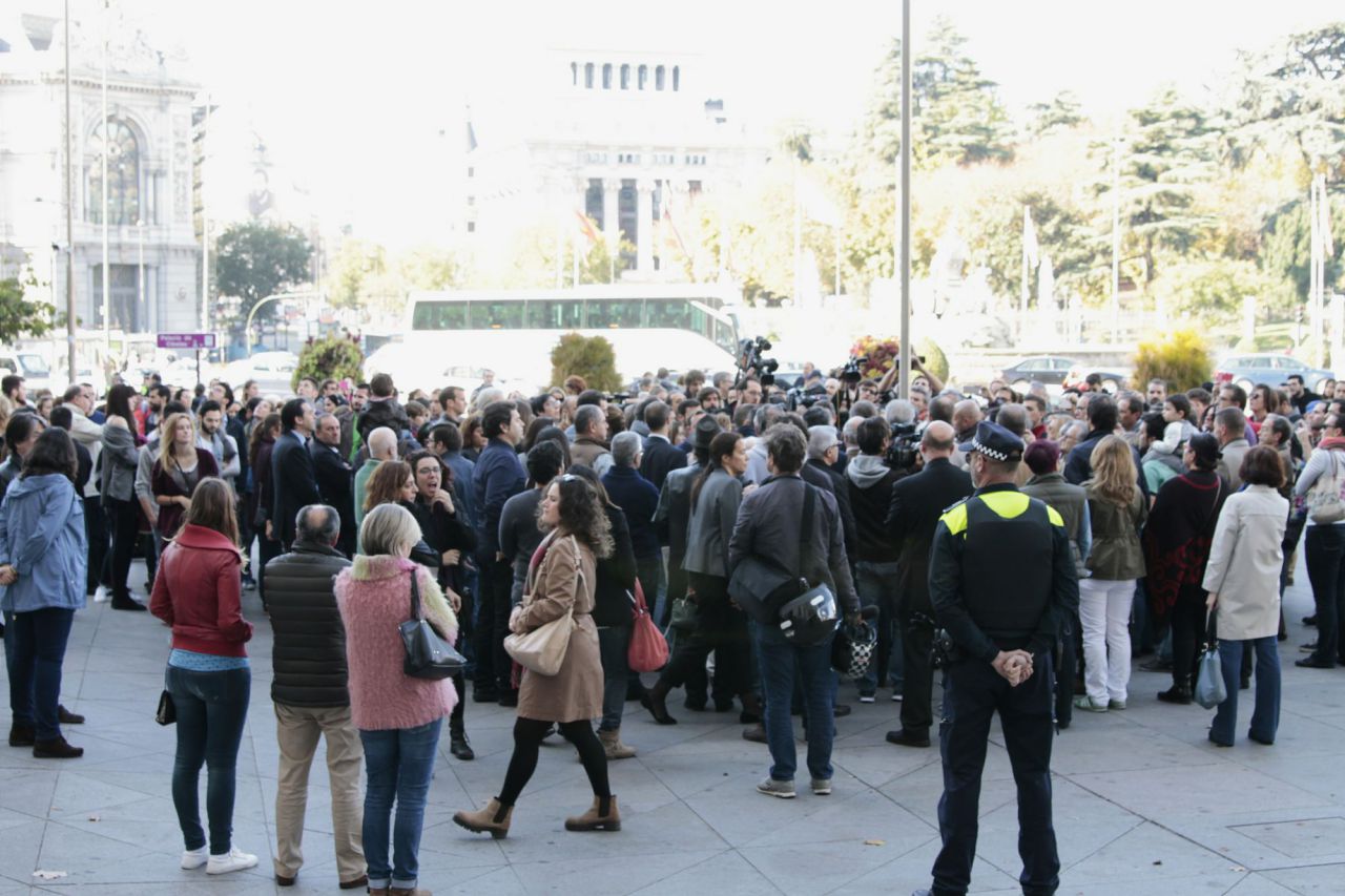 Decenas de personas acuden a Cibeles para guardar el minuto de silencio por los atentados de París.